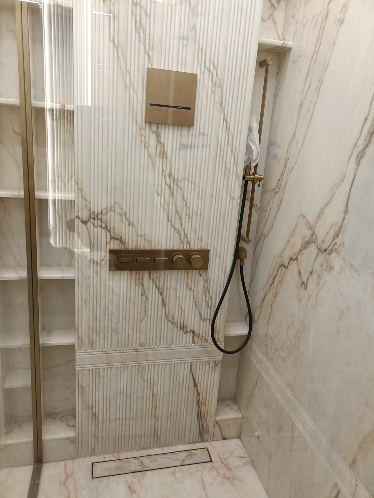Shower area with concealed thermostatic controls